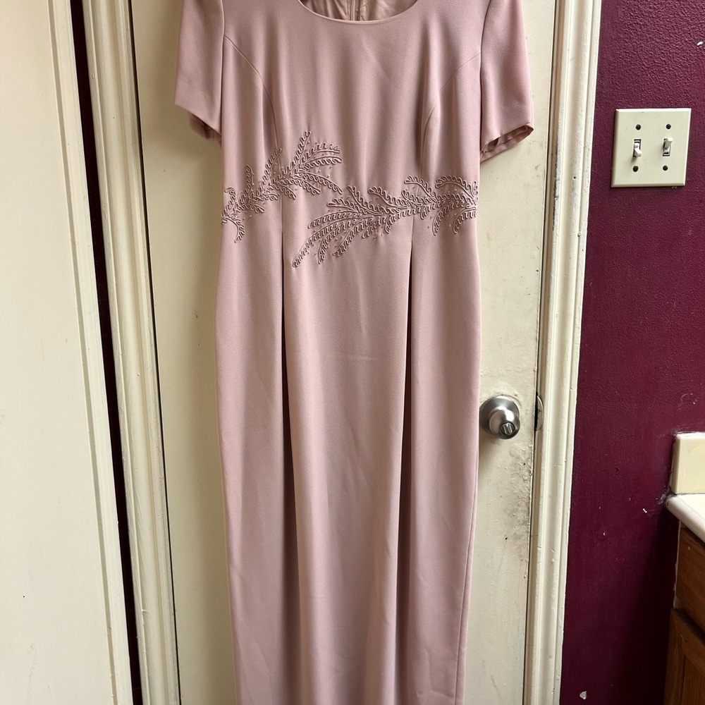 Maggy London Pink Midi Gown with Scoop Neck and Short Sleeves